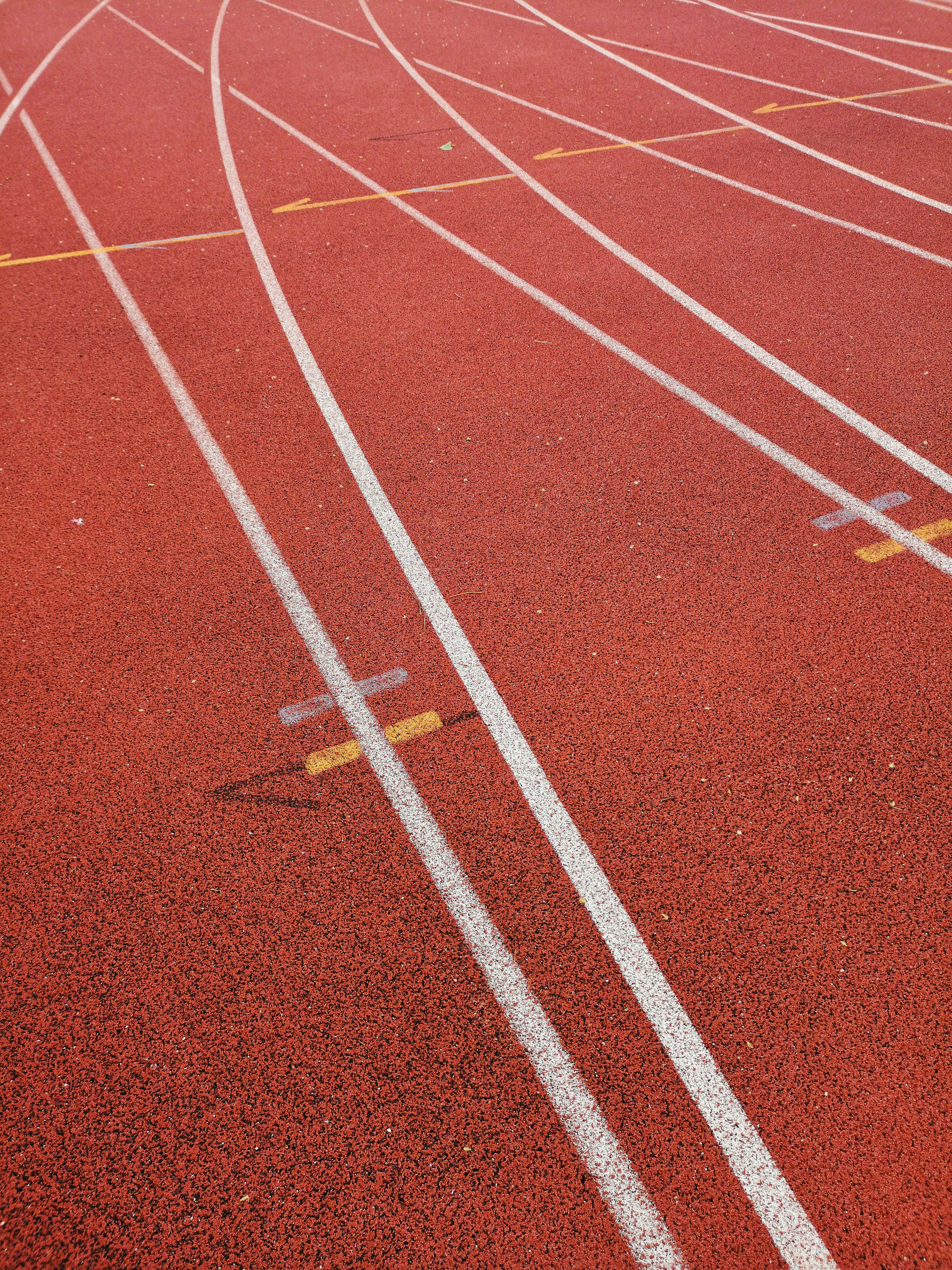 empty runner race track during daytime